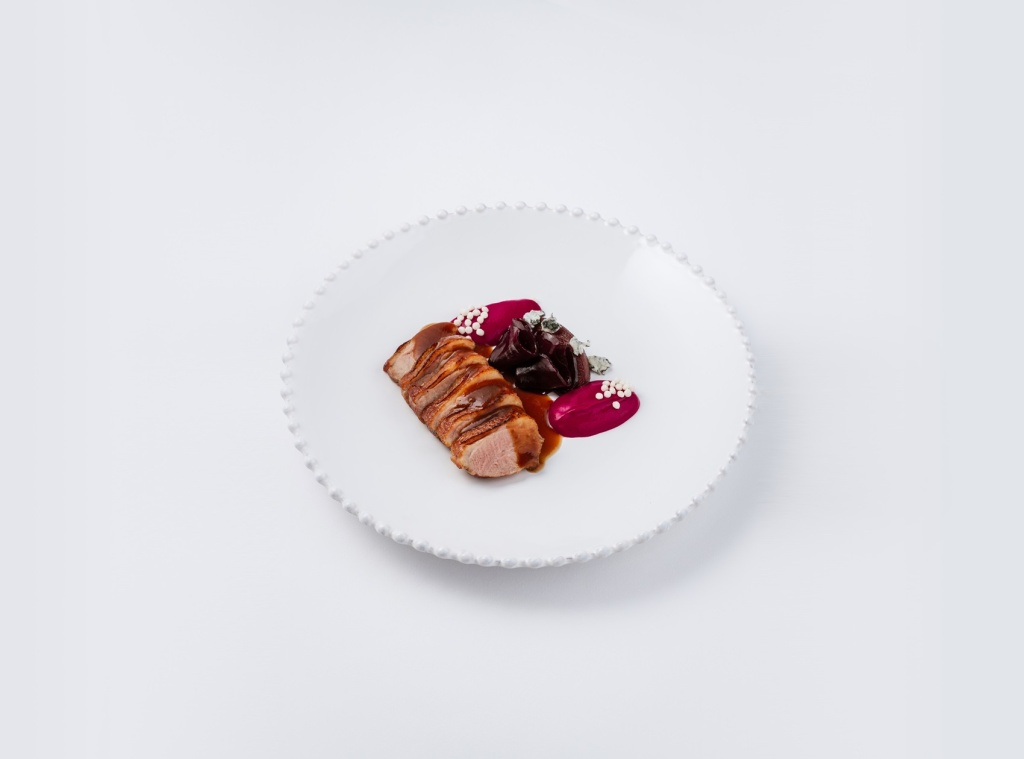 утиное филе с грушей в вине и маринованной свеклой.jpg