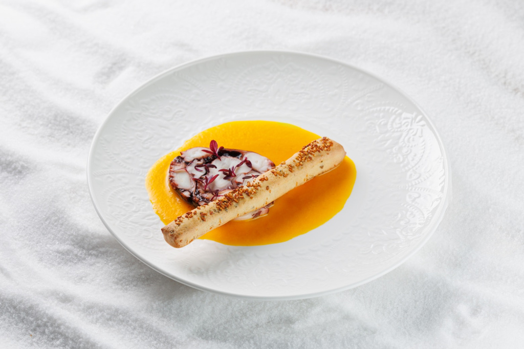 Галантин из осьминога с соусом из жёлтых томатов и гриссини с водорослями комбу.jpg