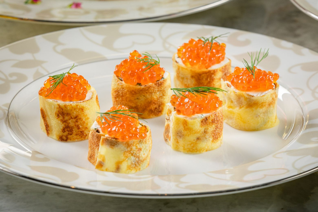 Bliny s krasnoy ikroy_Tea Lounge Four Seasons Lion Palace.jpg