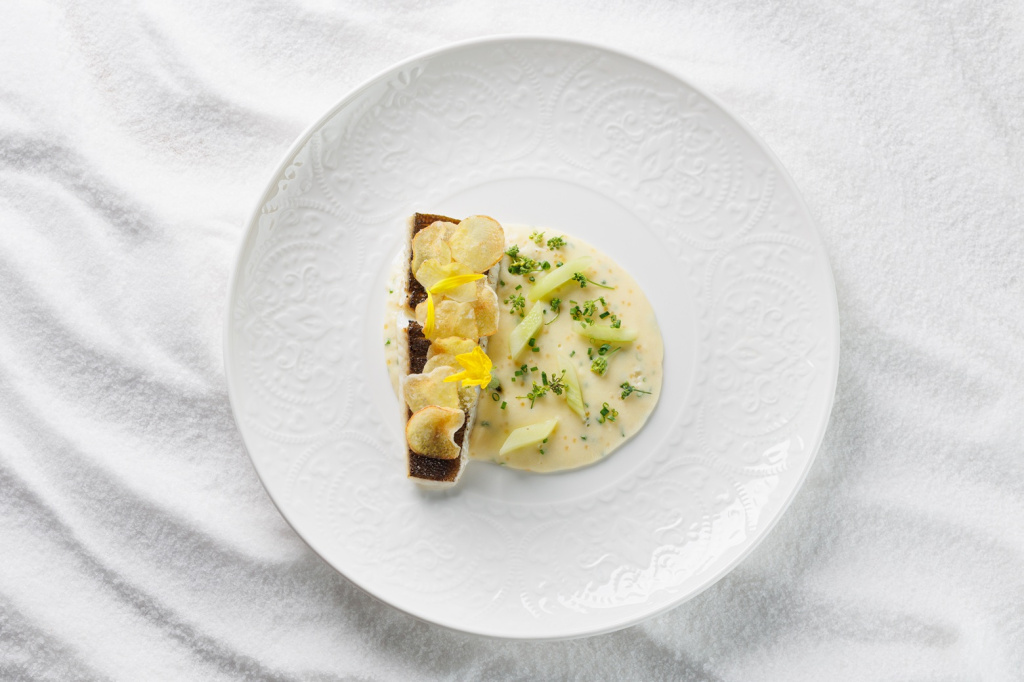Ошпаренная маслом камбала с трюфельным картофелем и щучьей икрой1.jpg